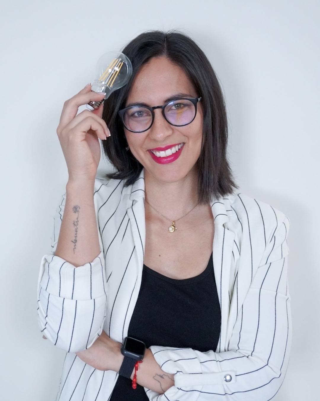 Majo Mieles V. sonriendo con un foco en la mano